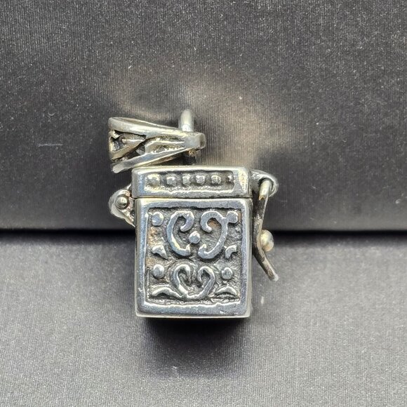 VTG 925 Sterling Silver 3D Prayer Box Pendant .75" Repoussé Design Signed DHS - Picture 3 of 12